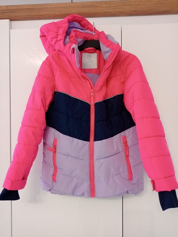 Elbląg SPRZEDAM KURTECZKĘ OCIEPLANĄ DLA DZIEWCZYNKI ROZMIAR 122.ODBIÓR OSOBISTY.