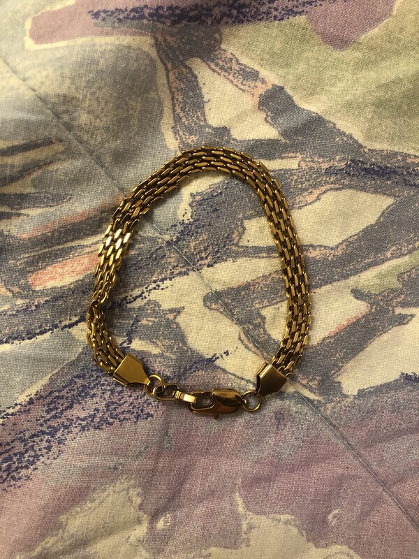 Elbląg Sprzedam bransoletkę na nadgarstek. Bransoletka jest metalowa w kolorze złotym. Nowa nieużywana. Tanio!