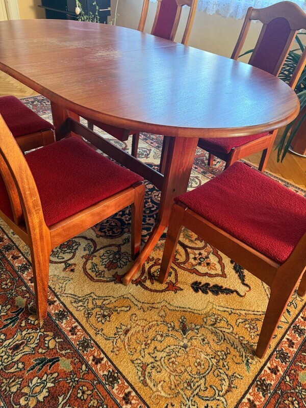 Elbląg Sprzedam stół do salonu z litego drewna. Wymiary 150x90cm, wysokość 72cm. Do kompletu 5 krzeseł drewnianych.