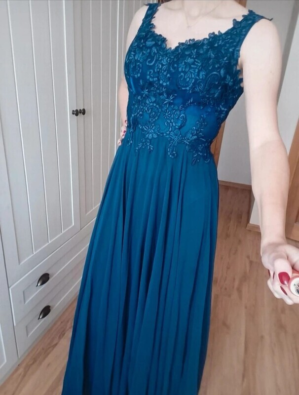 Elbląg Sprzedam elegancką wizytową sukienkę, regulowana góra w kolorze ciemnym niebieskim, połysk, na wzrost 157 cm.