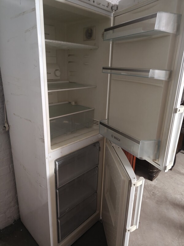 Elbląg Lodówka Bosch pół na pół. .. dwa agregaty. .. osobny góra osobny dół. stan bardzo dobry. .. Możliwość