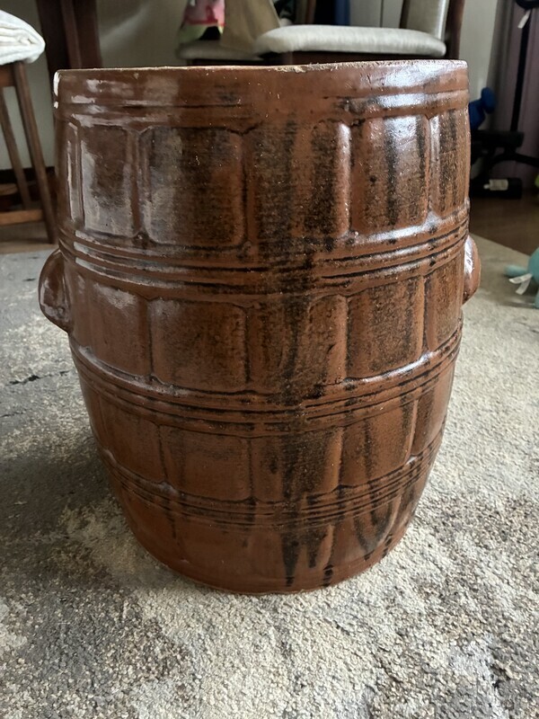 Elbląg Sprzedam duży gar kamionkowy (gliniany) w bardzo dobrym stanie. Posiada dwoje uszu do chwytania.
Średnica 29