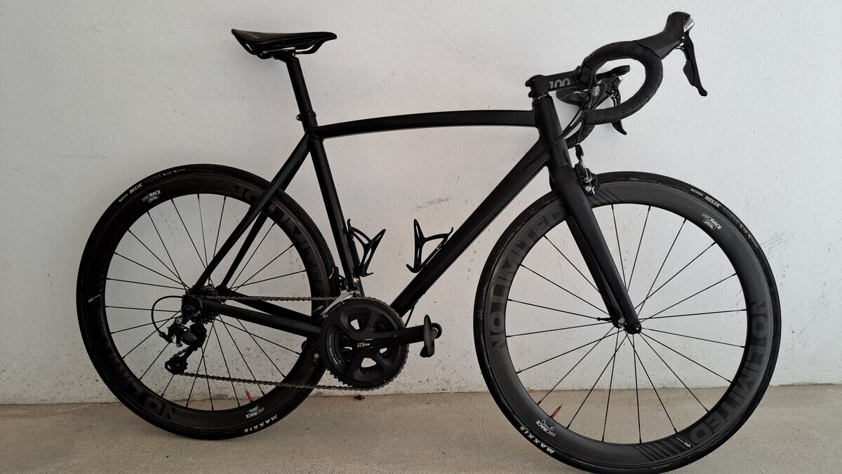 Elbląg Sprzedam rower szosowy marki b-twin
profesjonalnie polakierowany na czarny mat
osprzęt Shimano 105 11s
koła