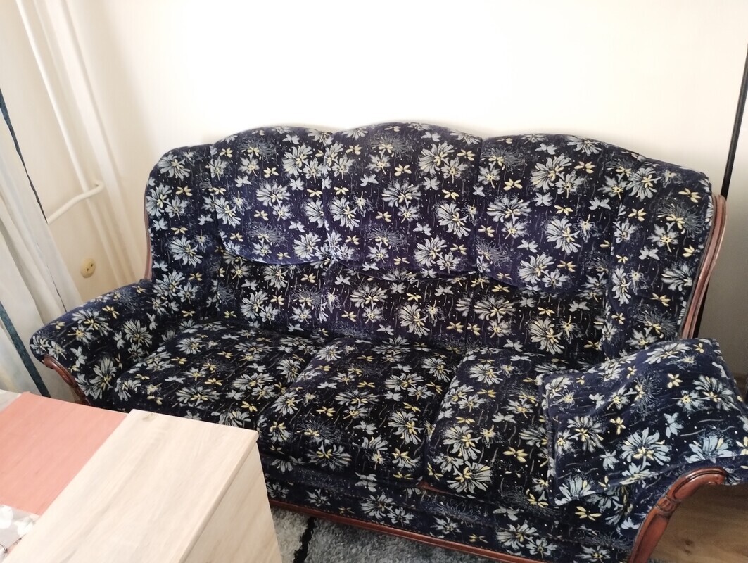 Elbląg Sofa 3 osobowa mahoniowa. Obicie motyw kwiatowy w barwach granatu i żółci. Stan stelaż stabilny, tapicerka w