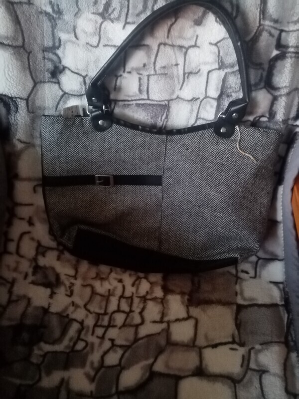 Elbląg Sprzedam to co na zdjęciach:
Kufle po 5 zł
Wazonik 5 zł. 
Torebki 5 zł. 
4 podkładki z materiału (do