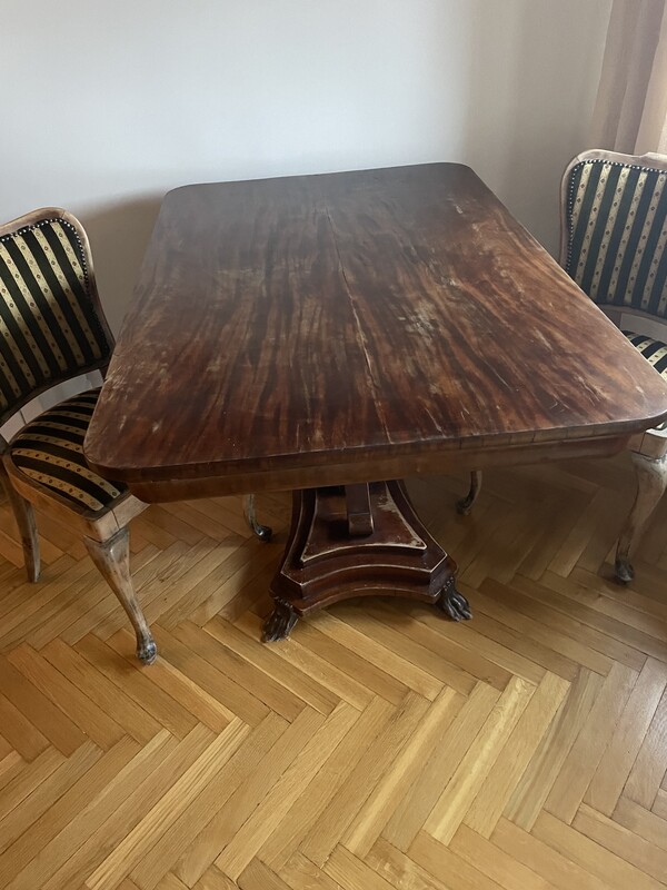Elbląg Autentyczny, stary stół z przełomu XIX i XX wieku, w stylistyce klasycystycznej / empire na centralnej