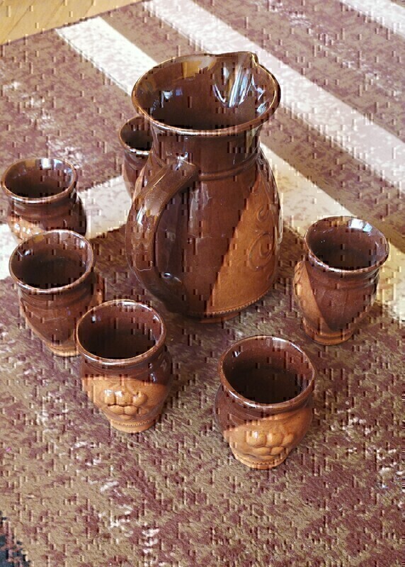 Elbląg Sprzedam;B. ładny 7- częściowy ceramiczny, szkliwiony komplet do wina lub innych napojów. .Rok produkcji to