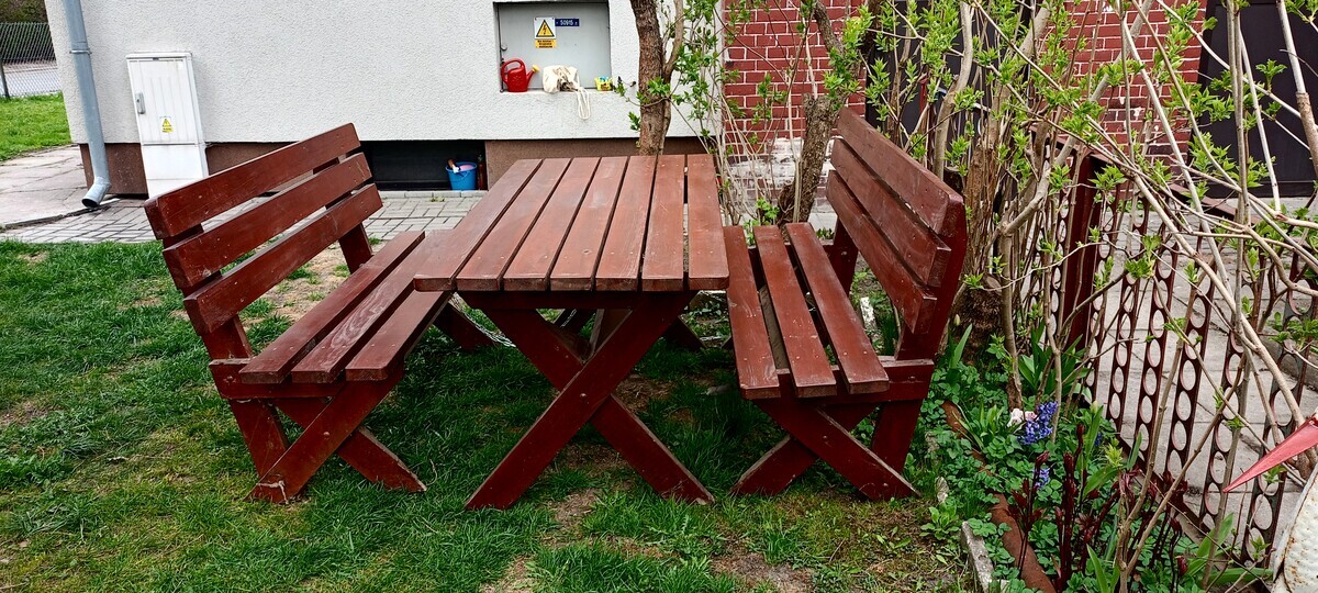 Elbląg Drewniany zestaw składający się ze stołu i dwóch ławek. Sa w bardzo dobrym stanie, nadają się też do użytku na