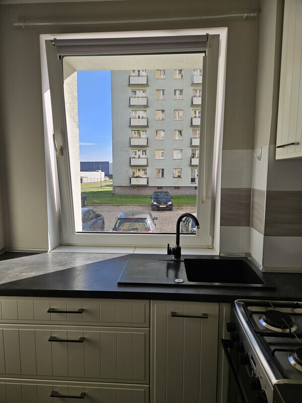 Elbląg Na sprzedaż – jasne i przytulne mieszkanie 2-pokojowe z balkonem na parterze.