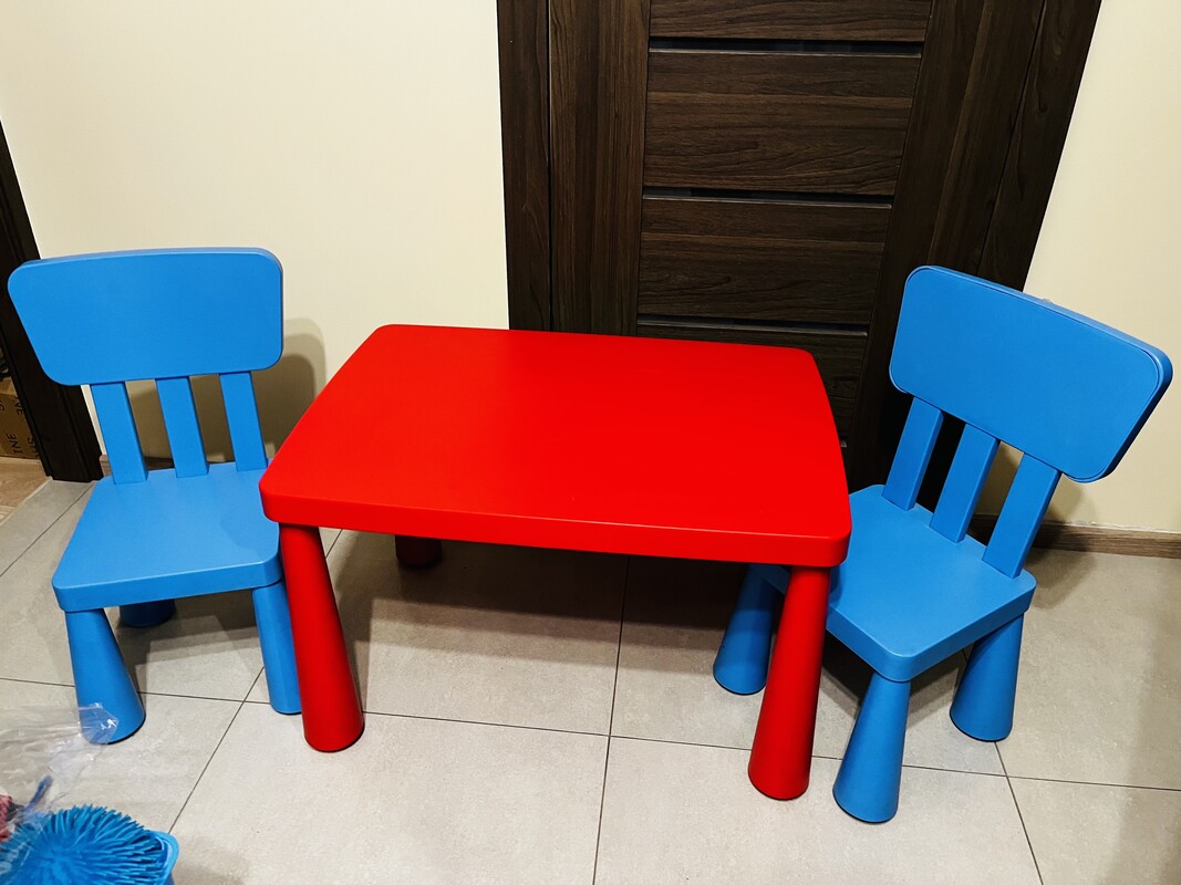 Elbląg Zestaw mebli dziecięcych. Stolik i 2 krzesła firmy Mamut. Dodatkowo 1 krzesło gratis (nie mamut). Stan oceniam