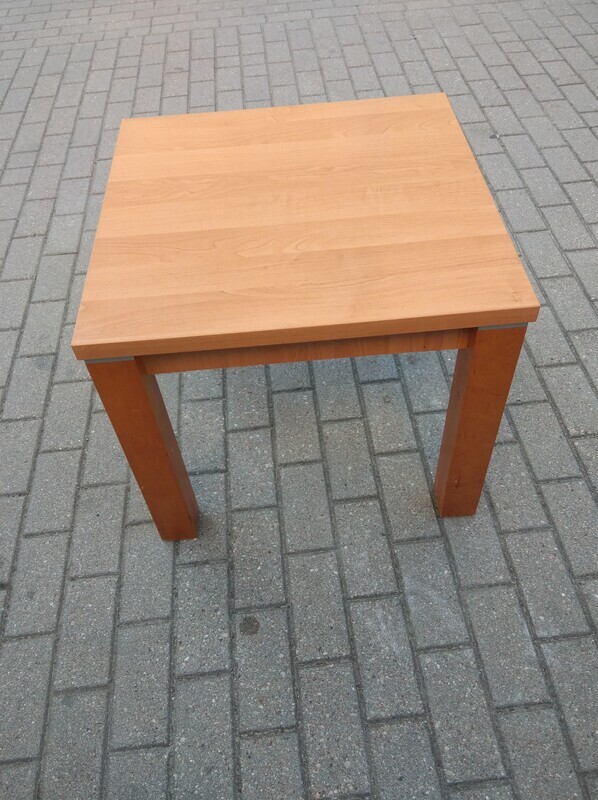 Elbląg Sprzedam solidny, ciężki stolik widoczny na zdjeciach. Wymiary: długość 60 cm, szerokość 60 cm, wysokość 52 cm.