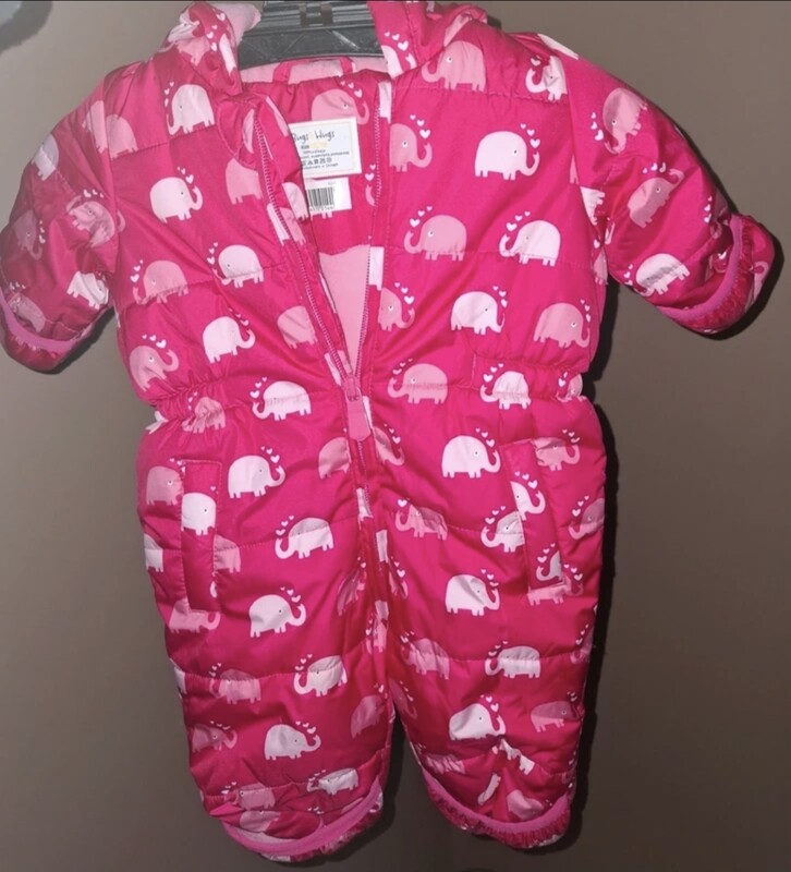 Elbląg Kombinezon dziecięcy. Rozmiar 62/68.Kolor różowy. 
Wewnątrz polar w części tułowia i kaptura. Podszewka w