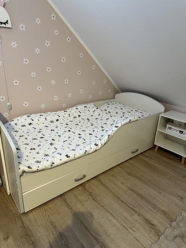 Elbląg Mam do sprzedania łóżko dziecięce, dwustronne, z szufladą na pościel. Szuflada przekłada się na prawa i lewą