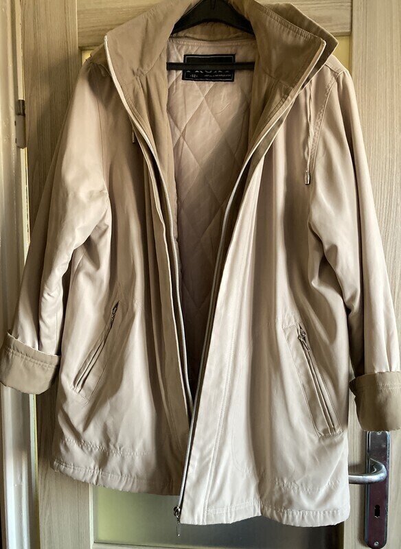 Elbląg Kurtka damska rozm.44/46,z kapturem i z podpinką, w kolorze jasnego beżu z elementami ciemnego beżu. Zapinana