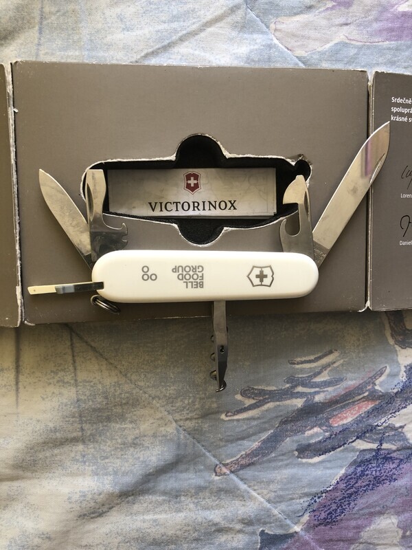 Elbląg Dzisiaj wystawiam na sprzedaż scyzoryk marki Victorinox- limitowana edycja Bell Food Group. Scyzoryk ma dwa