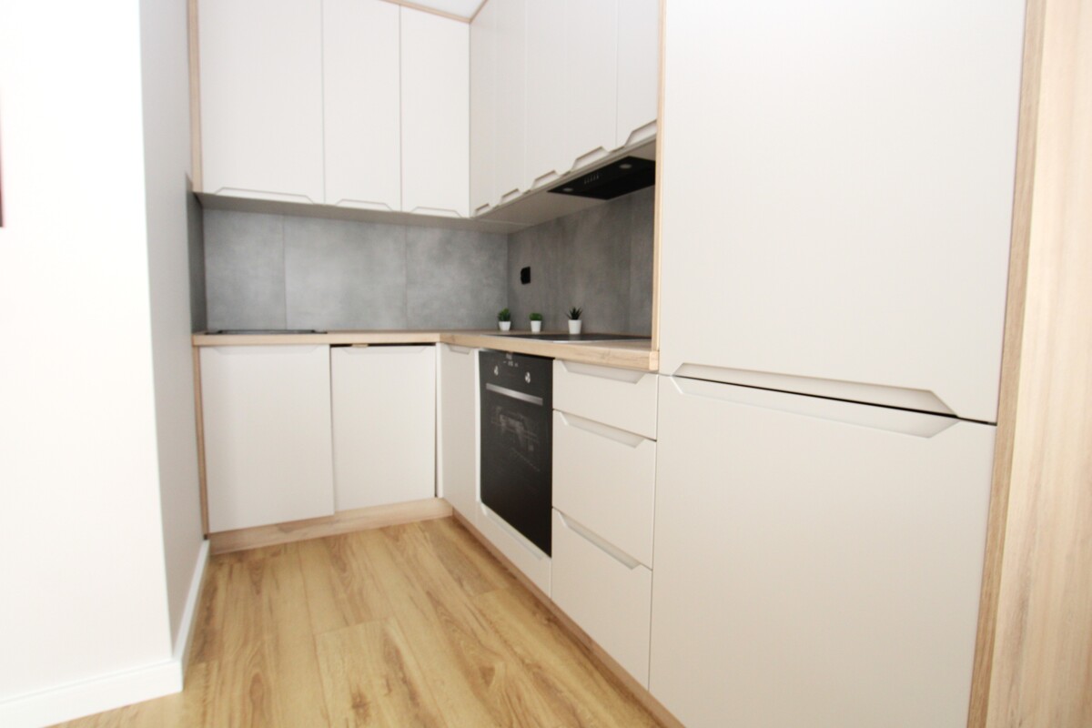 Elbląg NIERUCHOMOŚCI ANNA KRASZEWSKA 2-pokojowe mieszkanie po generalnym remoncie ul. Nowowiejska