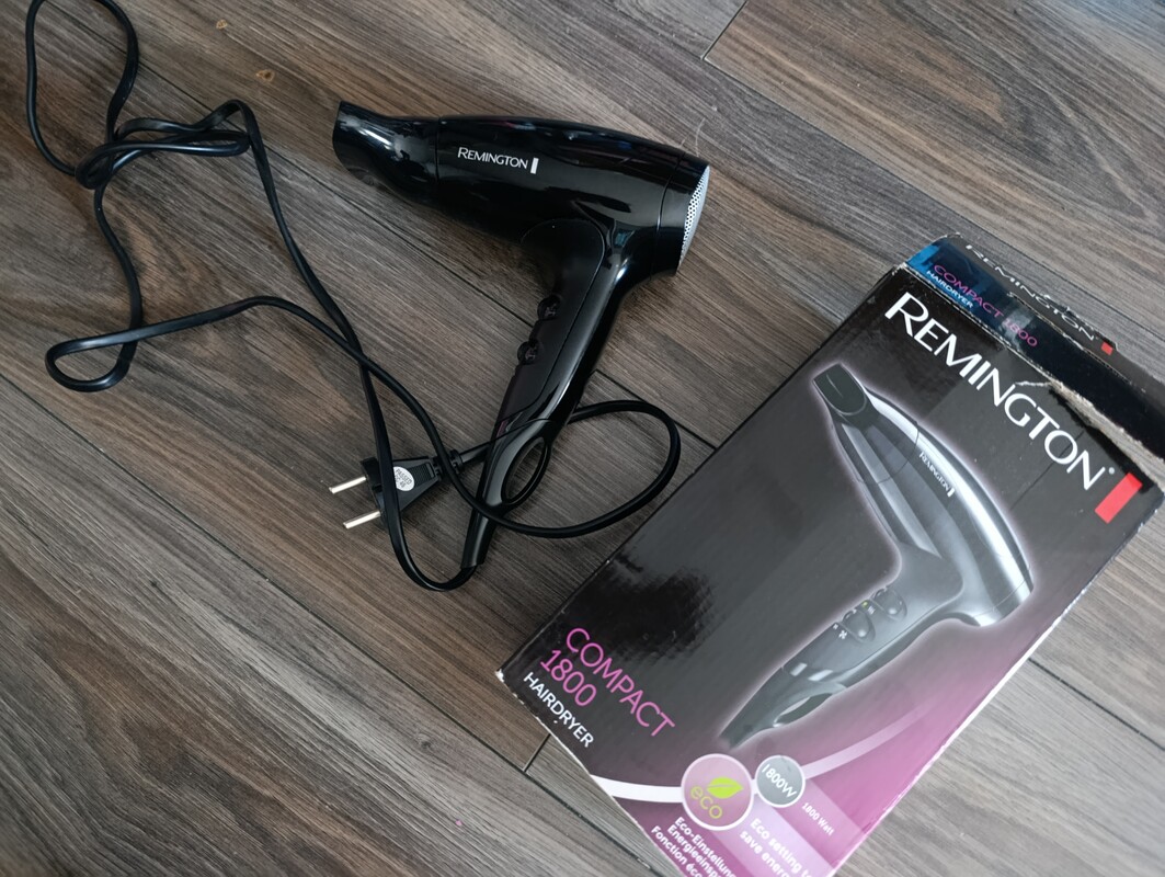 Elbląg Sprzedam kompaktową suszarkę do włosów marki Remington. Stan bardzo dobry. Regulacja siły nawiewu oraz