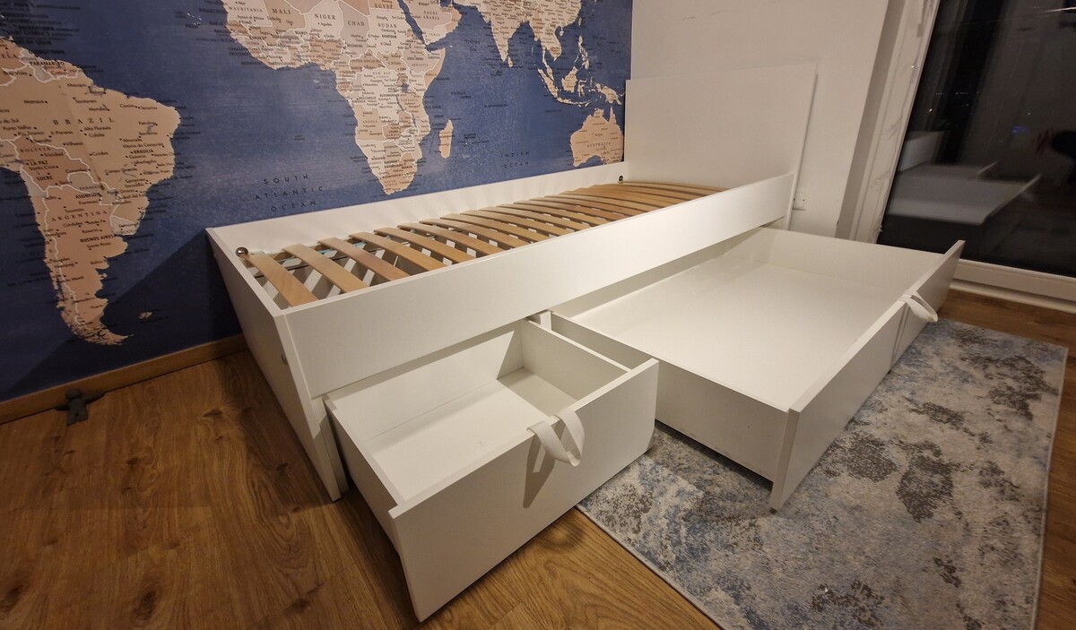 Elbląg Sprzedam białe łóżko firmy Meblik 90x200 wraz z 2 szufladami i stelażem. 
Boki łóżka z płyty laminowanej