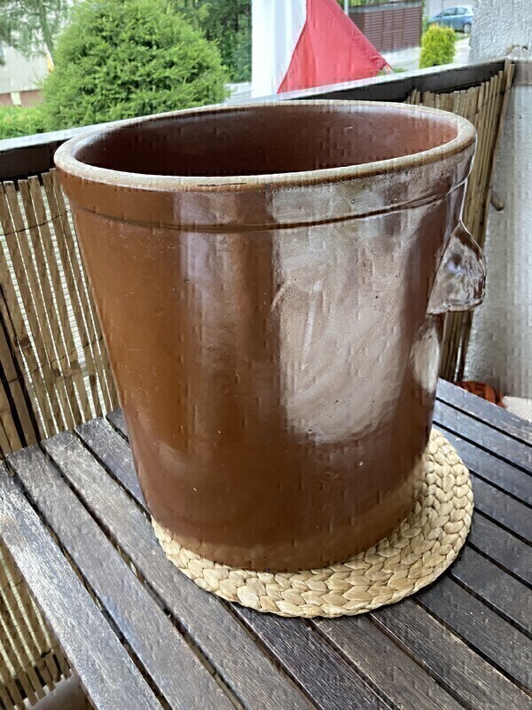 Elbląg Sprzedam duży gar gliniany(kamionkowy) 40 litrowy w bardzo dobrym stanie. Średnica otworu 37cm. 
Posiada dwoje