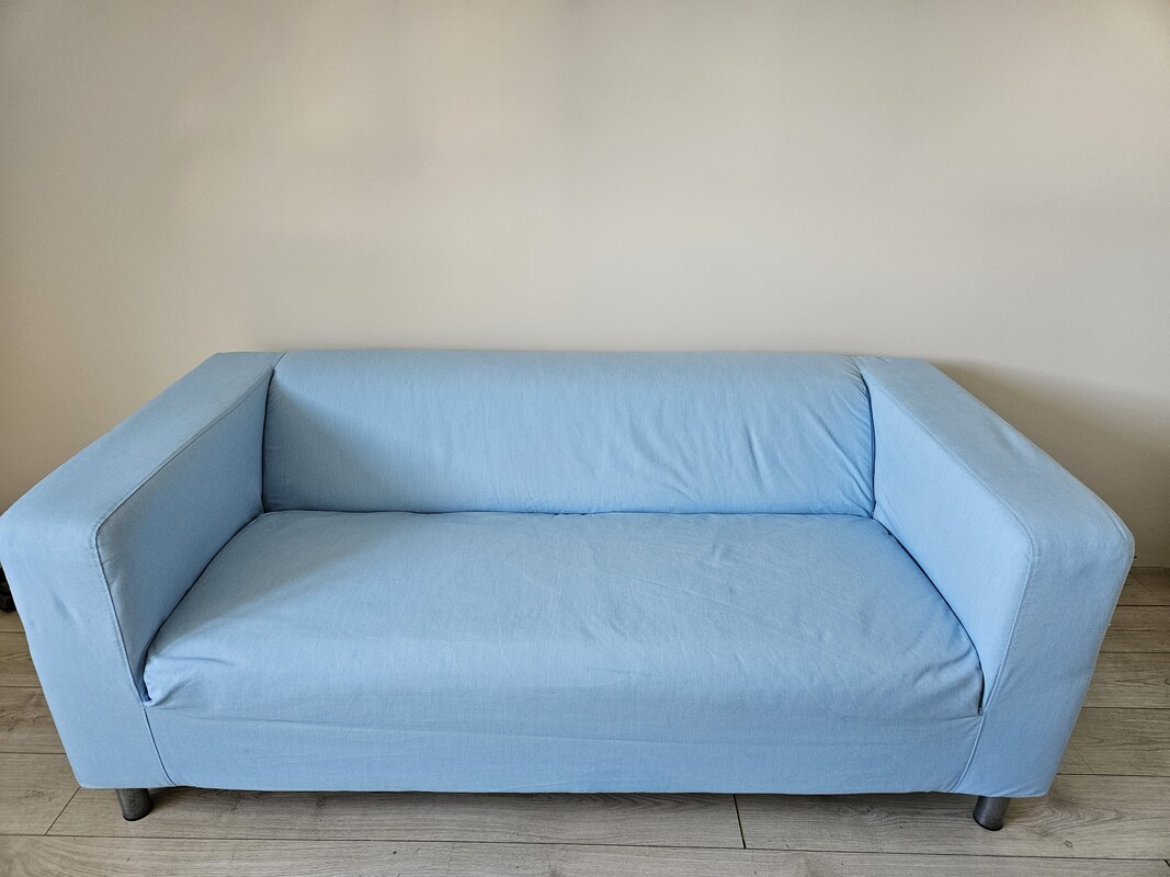 Elbląg Sprzedam ledwie używaną 2-osobową sofę Ikea KLIPPAN w bardzo dobrym stanie. Pokrowiec jest na zamek i rzepy,
