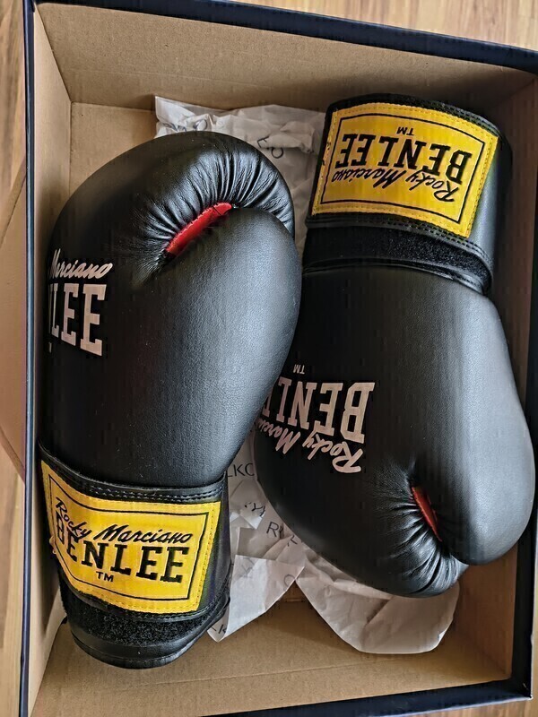 Elbląg Rękawice Benlee rocky marciano 10oz rozmiar L nowe
Rękawice nigdy nie używane, założone raz przymiarki.