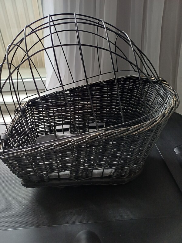 Elbląg Witam. 
Sprzedam kosz na bagażnik do przewożenia psa rowerem. 
Używany w dobrym stanie. 
Dla niedużych piesków.