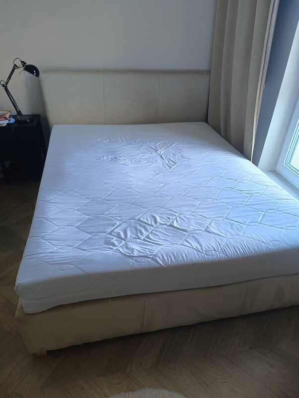 Elbląg Sprzedam łóżko 160 z materacem. Brakuje kilku desek pod materacem. Rama łóżka w jednym miejscu posiada