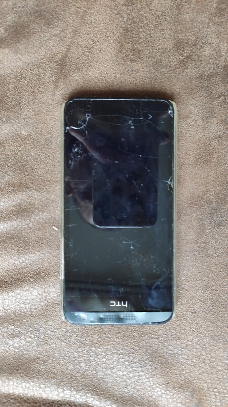 Elbląg Sprzedam telefon marki HTC widoczny na zdjęciach. Urządzenie jest uszkodzone i sprzedaję je jako egzemplarz na