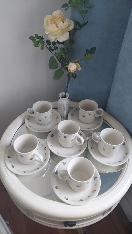 Elbląg Uroczy serwis 6 osobowy z motywem kwiatków.