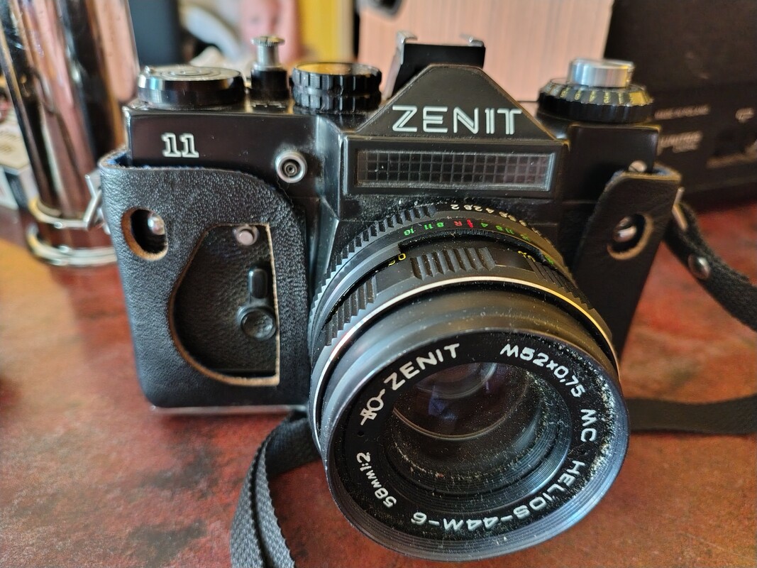 Elbląg na sprzedaż aparaty fotograficzne marki zenit oraz śnieżna stan jak widać na zdjęciach mechanicznie sprawne