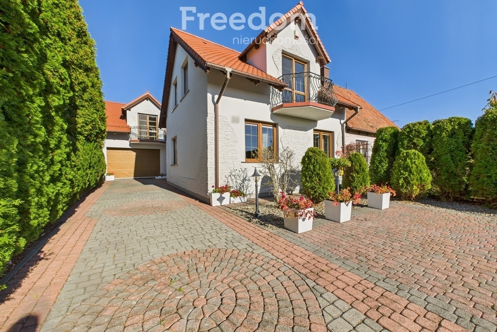 Elbląg FREEDOM NIERUCHOMOŚCISprzedam dom - Elbląg, Skierniewicka. Marzysz o życiu w spokojnej okolicy, ale z