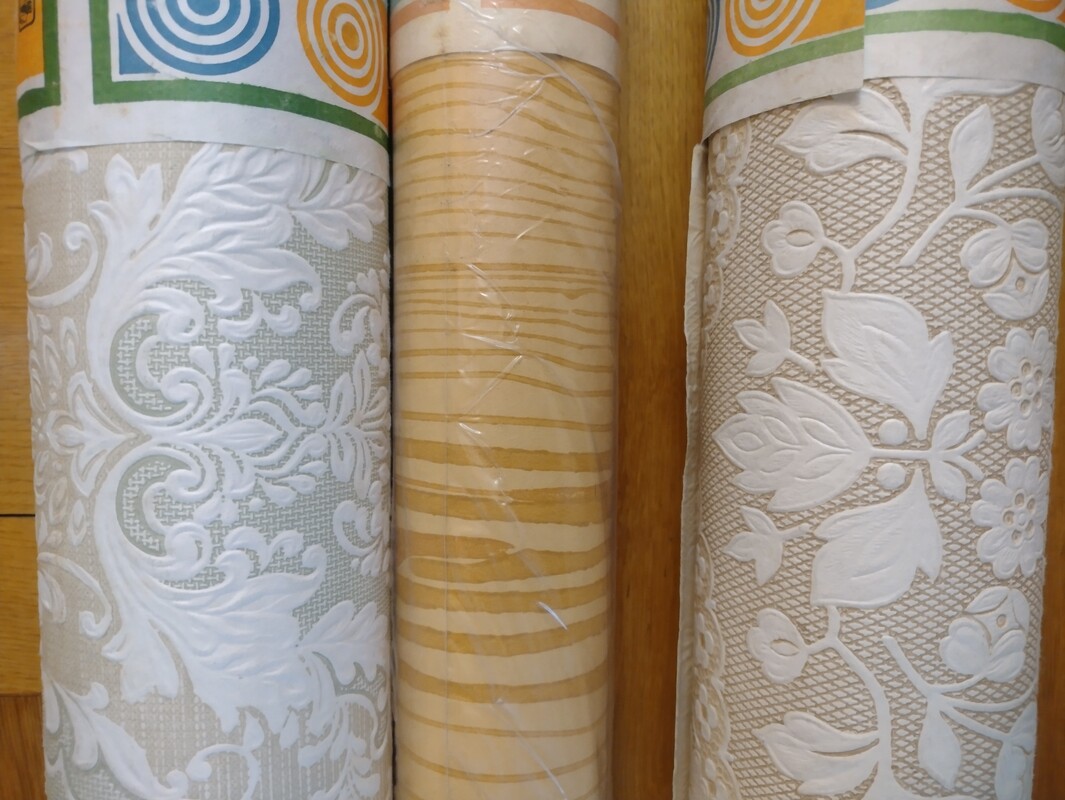 Elbląg Tapety. 
Głęboko tłoczone dwa wzory - kolory. 
Gładka wodoodporna wzór deska. 
Cena za 1 rolkę. 
Odbiór z Elbląg