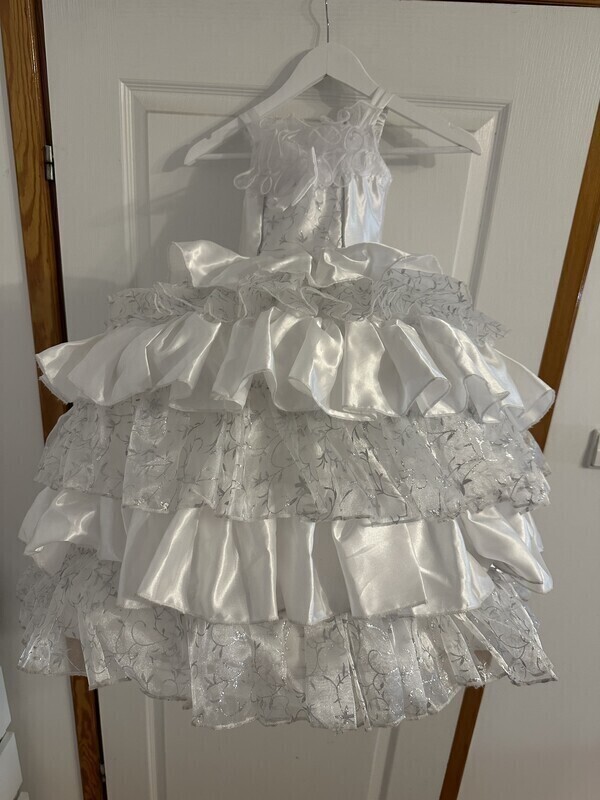 Elbląg Suknia księżniczki na bal z wszytym kołem r. większe 104.Posiada normalne ślady użytkowania.