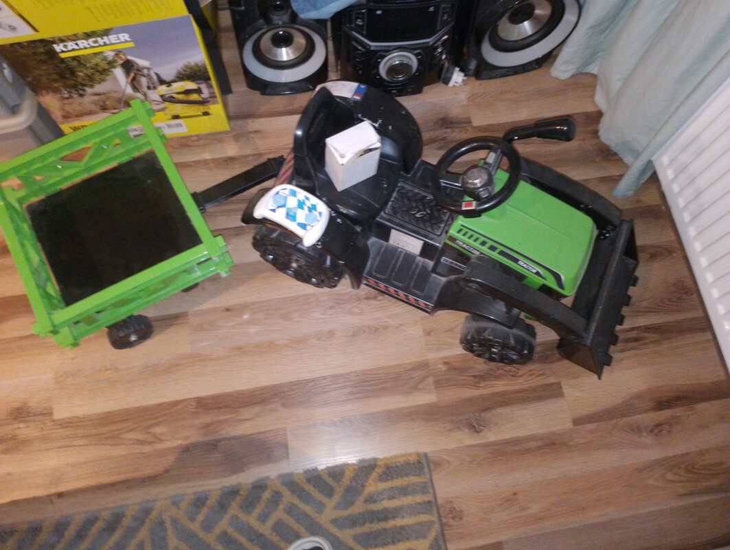 Elbląg Sprzedam traktor dla dziecka na akumulator i sterowanie pilotem pełni sprawny