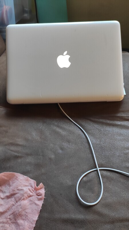 Elbląg Sprzedam MacBook A1342 w kolorze białym. Komputer jest używany i nosi ślady normalnego użytkowania. Na obudowie