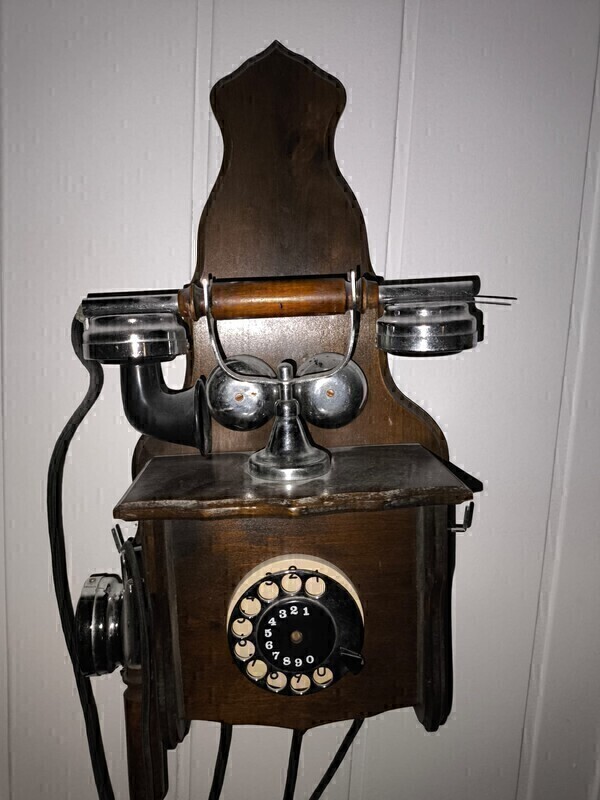 Elbląg Sprzedam zabytkowy drewniany telefon ścienny z tarczą numerową.