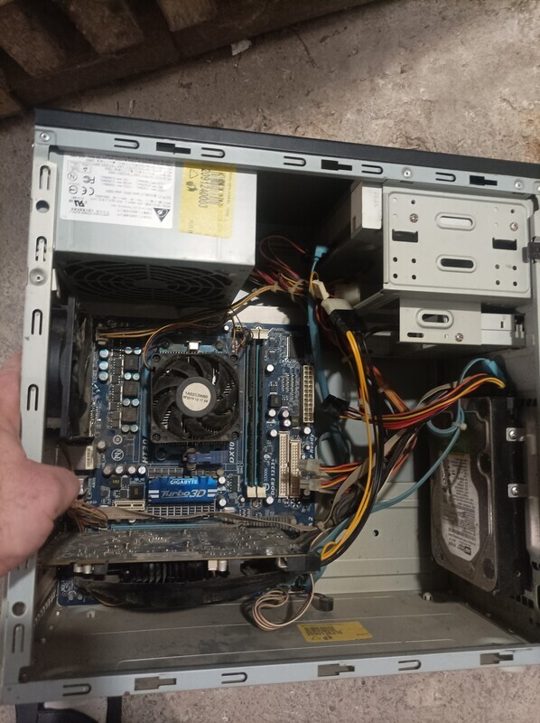 Elbląg Witam. Oddam za coś słodkiego lub 4 paka  komputer stacjonarny wraz z kablami ( wszystko widoczne na zdjęciach