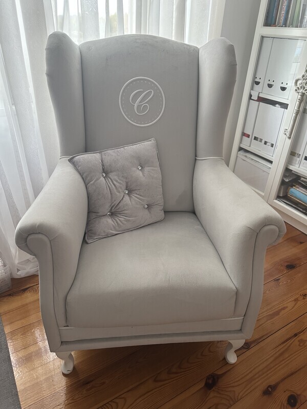 Elbląg Fotel Caramella z emblematem, używany, widoczne delikatne ślady użytkowania.