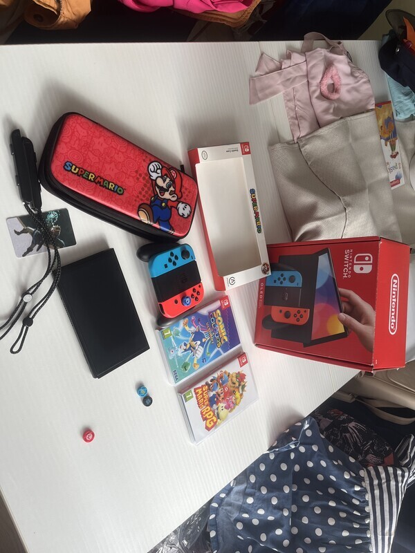 Elbląg 🎮 Sprzedam zestaw Nintendo Switch Oled. Konsola działa bez zastrzeżeń. ✅ W skład zestawu wchodzi: