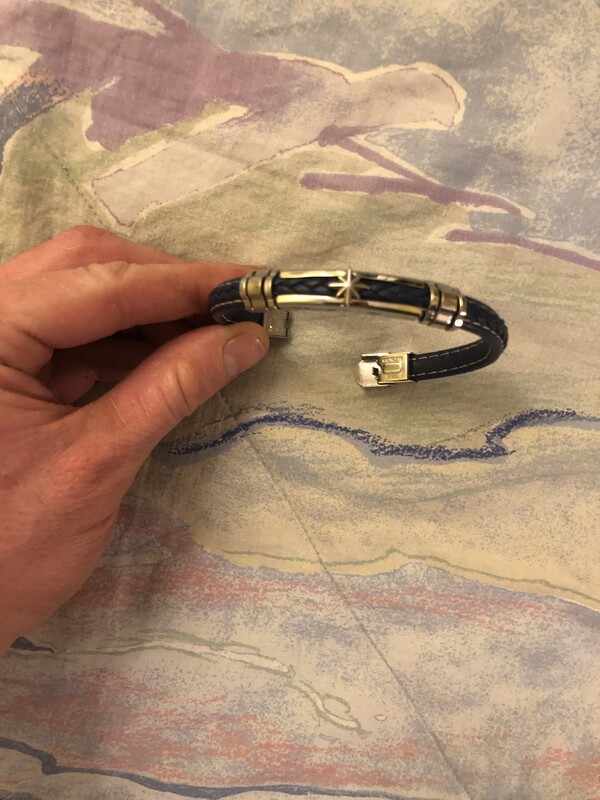 Elbląg Bransoletka, którą kupiłem w wakacje i ani razu nie założyłem, więc produkt jest nowy bez metki. Granatowa