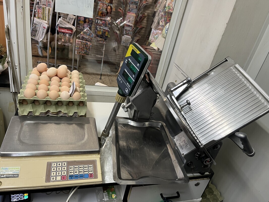 Elbląg Sprzedam wyposażenie sklepu z nabiałem/ ladą chłodnicza 180 cm, waga i krajalnica.