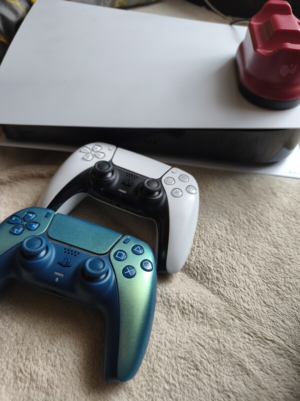 Elbląg Sprzedam konsole ps5 bez napędu w bardzo dobrym stanie w zestawie do tego 2 pady oraz ładowarka.