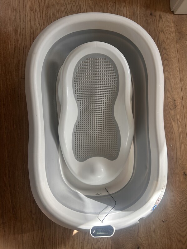 Elbląg Sprzedam składaną wanienkę niemowlęcą z leżaczkiem dla noworodka.