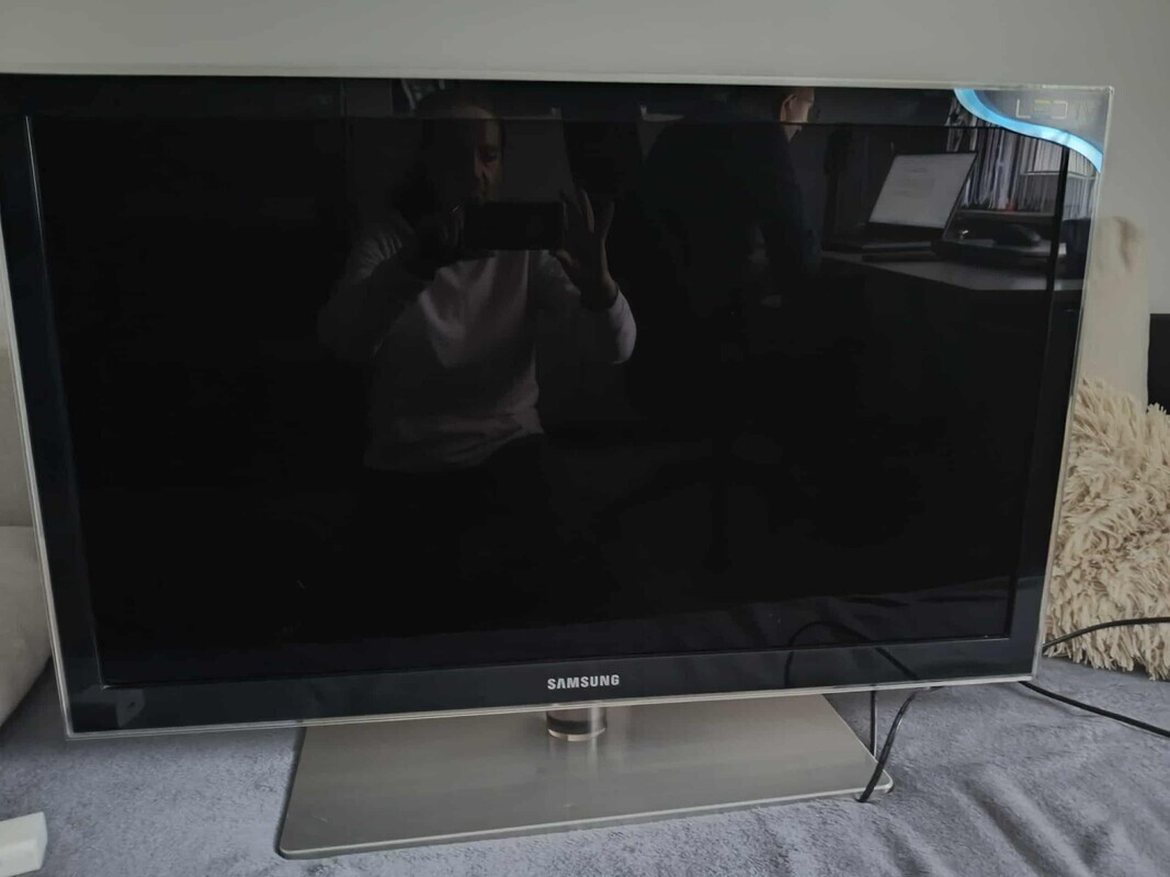 Elbląg sprzedam telewizor 37 cali działający małe zarysowanie na ekranie