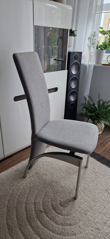 Elbląg Sprzedam 4 krzesła widoczne na zdjęciu. Wysokie oparcie, dobrze podpiera plecy. Cena dotyczy 1 sztuki. Odbiór