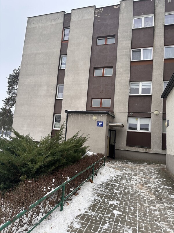 Elbląg Sprzedam mieszkanie 73m wysoki parter 
4 pokoje, balkon kuchnia łazienka i WC 
Piwnica 5,4m 
Wszelkie media z