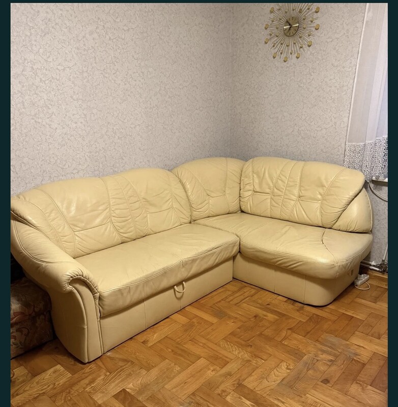Elbląg Rogówka ze skóry naturalnej w kolorze beżu z funkcją spania. Na krótszej części pęknięcie na szwie (do zszycia).