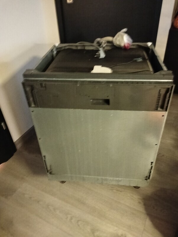 Elbląg Oddam zmywarkę do zabudowy IKEA szerokość 60 cm. Zmywarka ma uszkodzony zamek. Uszkodzenie widoczne na zdjęciu