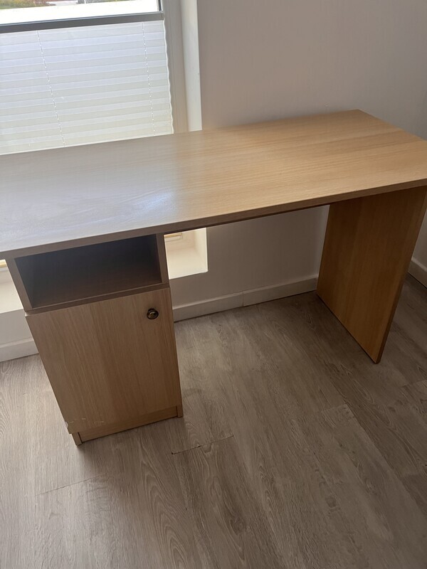 Elbląg Sprzedam klasyczne biurko. Zdjecia przeslę na priv. Bardzo dobry stan. Goraco polecam!