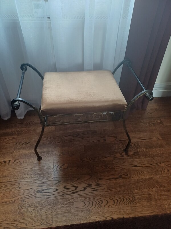 Elbląg Stylowe siedzisko, metalowy taboret.
Używany w bardzo dobrym stanie.
Nowe aksamitne obicie.